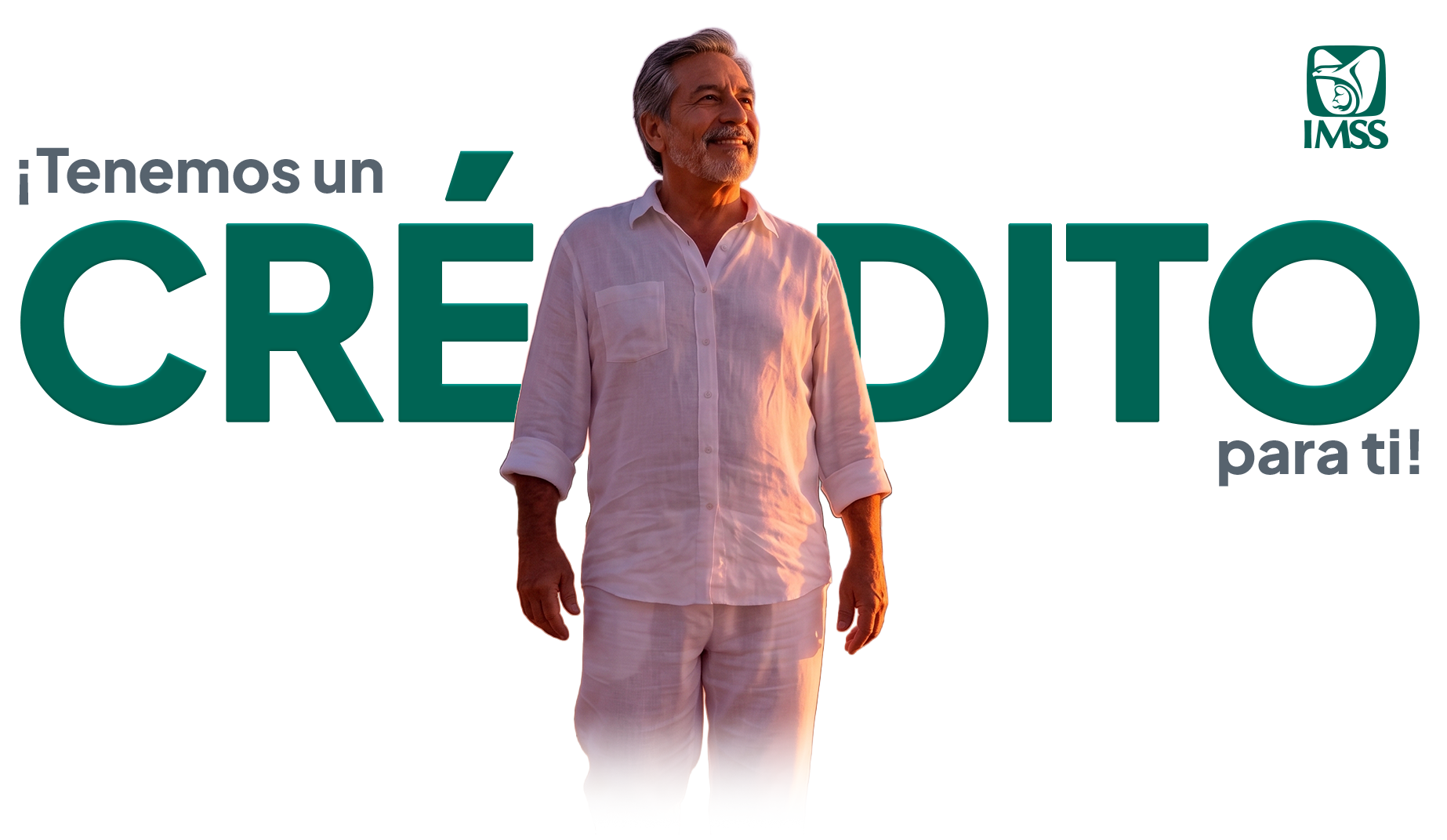 ¡Tenemos un crédito para ti! Pensionado IMSS sonriendo en la playa al atardecer.