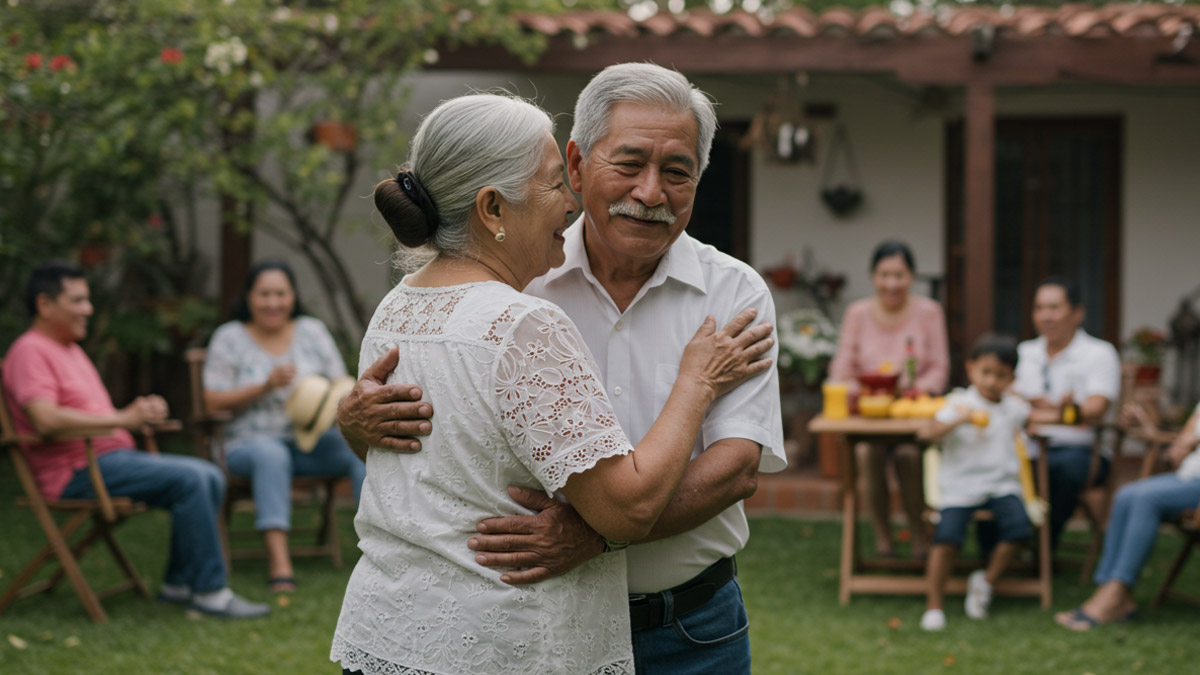 Pareja de adultos mayores usando su celular en el sofá